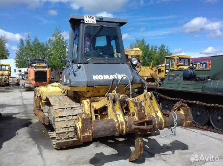 В разборе спецтехника Коматсу Komatsu