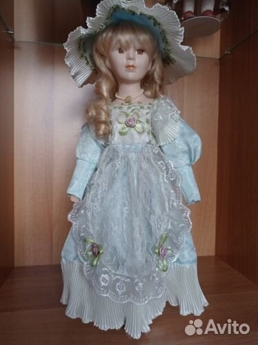 Кукла фарфоровая