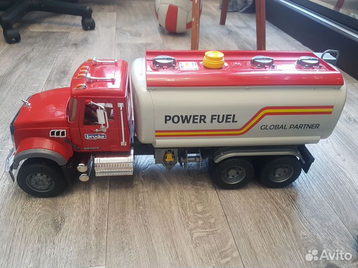 Bruder бензовоз