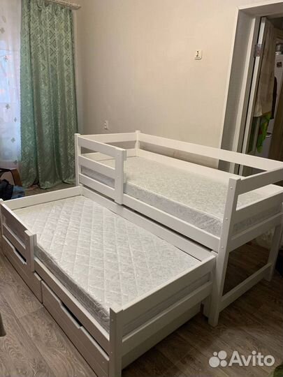 Выдвижная детская кровать из дерева для двоих