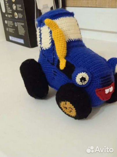 Игрушка синий трактор