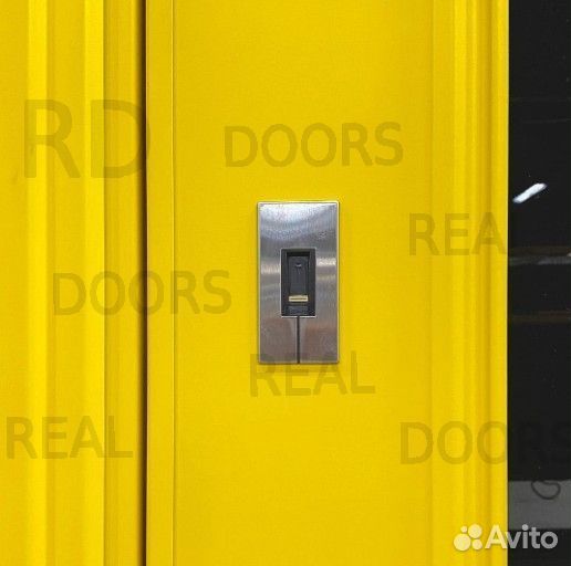 Желтая входная термо дверь с окнами для улицы