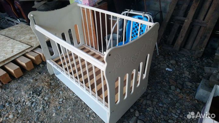 Детская кроватка с маятником