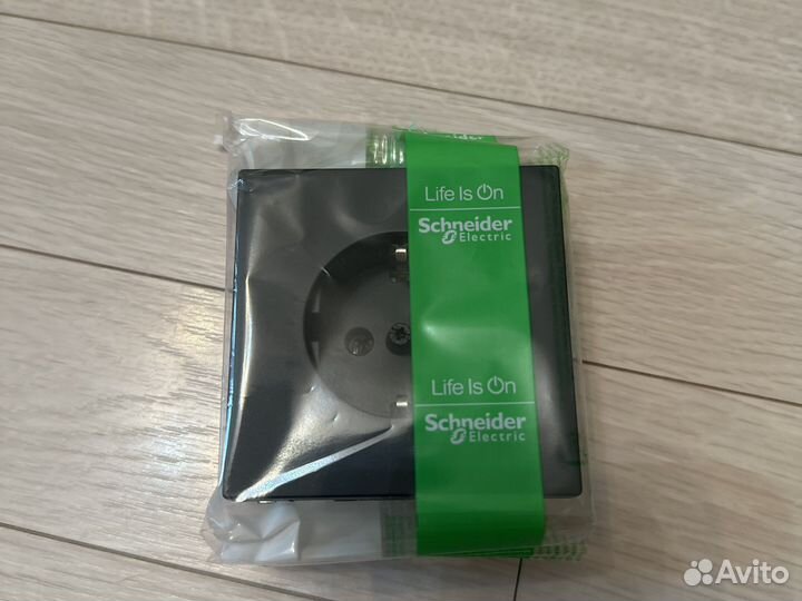 Розетка merten MTN2301-6034