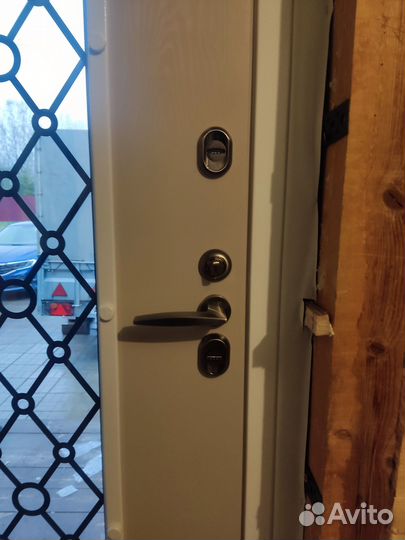 Белая дверь с терморазрывом для коттеджа