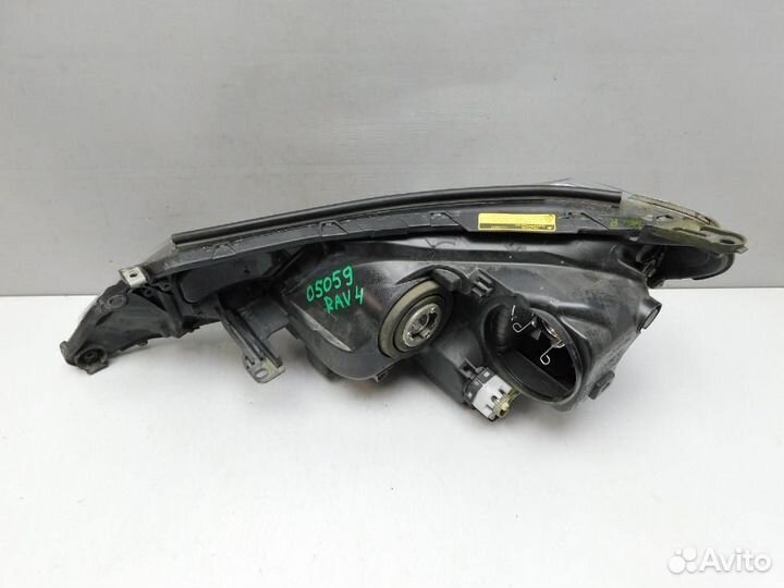 Фара правая Toyota RAV4