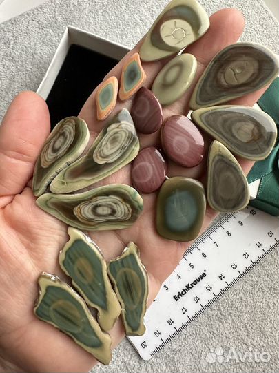 Яшма империал кабошоны
