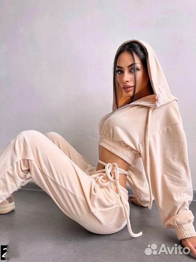 Женский спортивный костюм