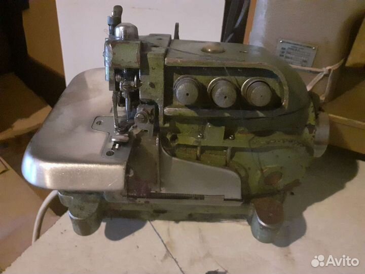 Оверлок трехниточный