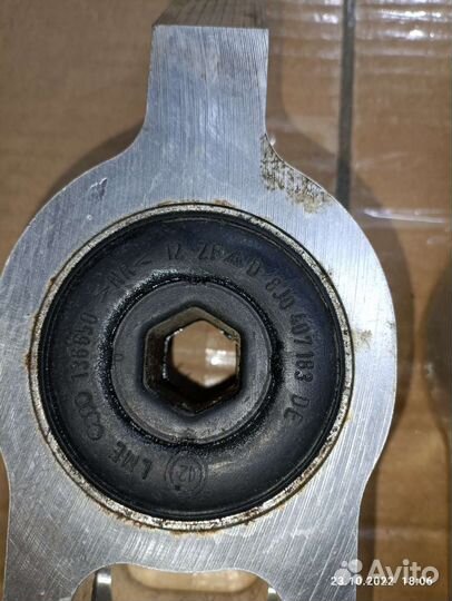 Опорный кронштейн Audi ttrs 8J0199231