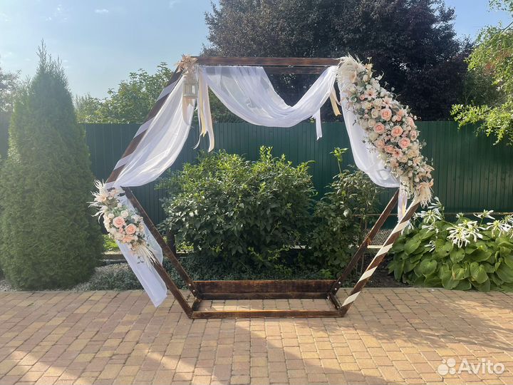Арка для фотозоны с цветами