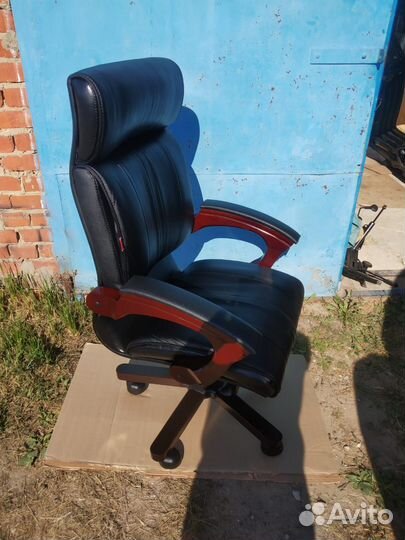 Офисное кожаное кресло руководителя