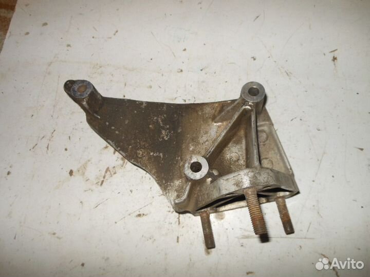 Кронштейн двигателя передний Peugeot 405 1987-1992