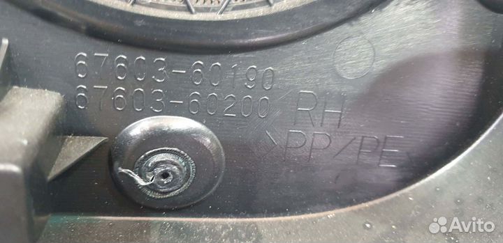 Обшивка правой задней двери Lexus LX 3 (LX 570) 15