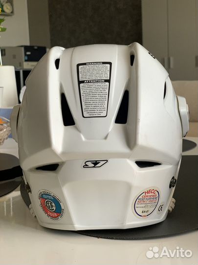 Хоккейный шлем