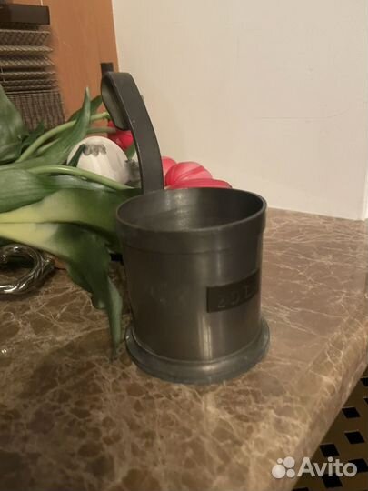 Шикарный винтажный оловянный мерный стакан. Европа