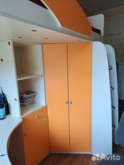 Детская кровать чердак со столом и шкафом