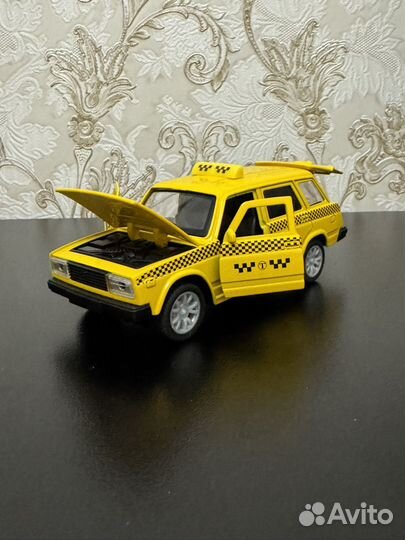 Игрушечная машинка