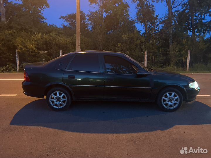 Opel Vectra 1.6 МТ, 1997, битый, 407 116 км