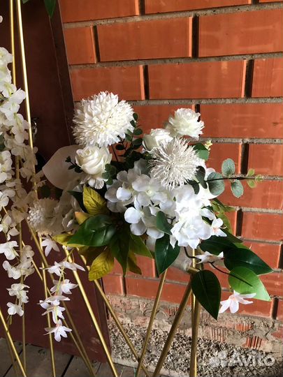 Арка свадебная, цветы на президиум, 4 стойки с цве