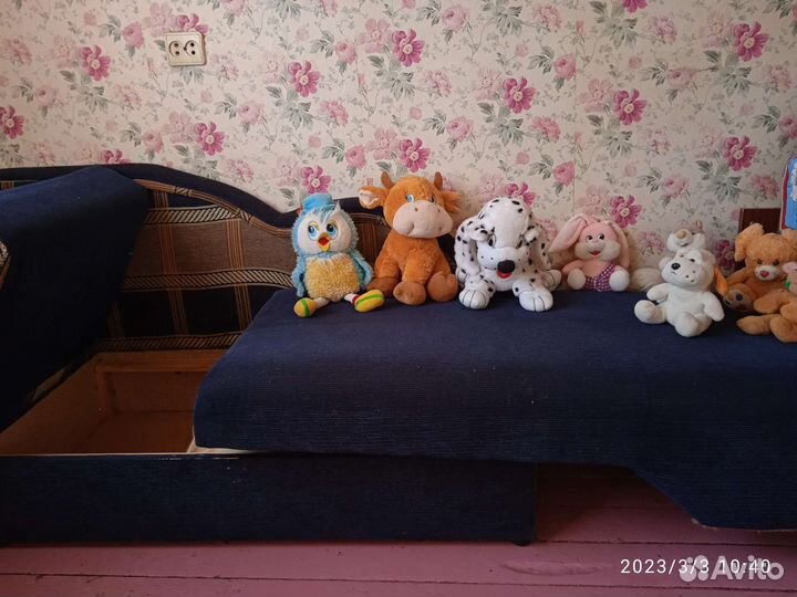 Детский диван. Игрушки