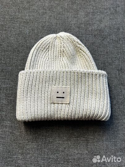 Женская шапка в стиле acne