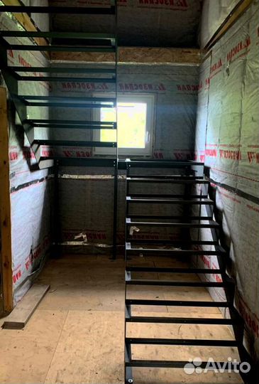 Прямая лестница на металлокаркасе