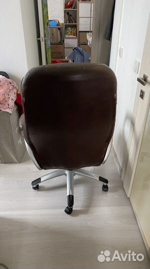 Офисное кожаное кресло
