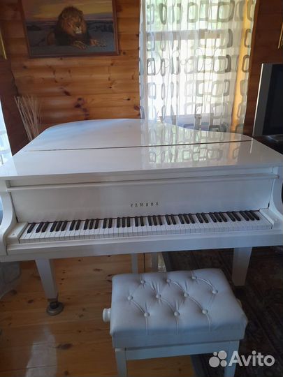 Кабинетный Рояль Yamaha GC-1, Белого цвета