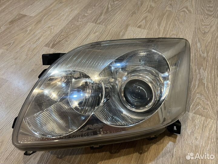 Фары на toyota avensis T250 левая, правая