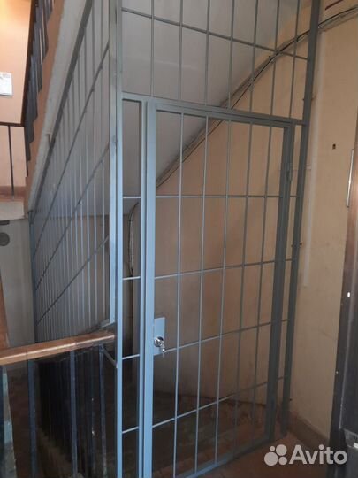 Дверь-решётка на лестницу