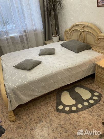 Кровать двухспальная с матрасом бу и 2 тумбочки