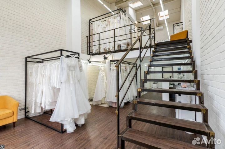 Свaдeбный caлон c пятидесяти тыcячнoй ayдитopиeй