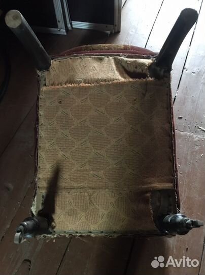 Старинное антикварное кресло