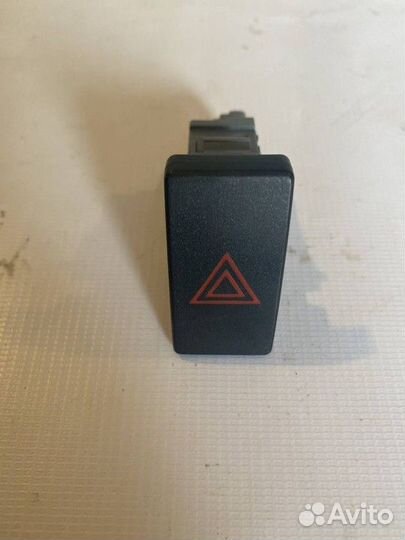 Кнопка аварийной сигнализации Toyota Avensis