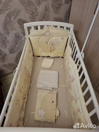 Детская кроватка с универсальным маятником