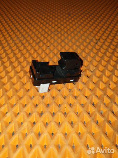 Кнопка стеклоподъемника Mazda 3