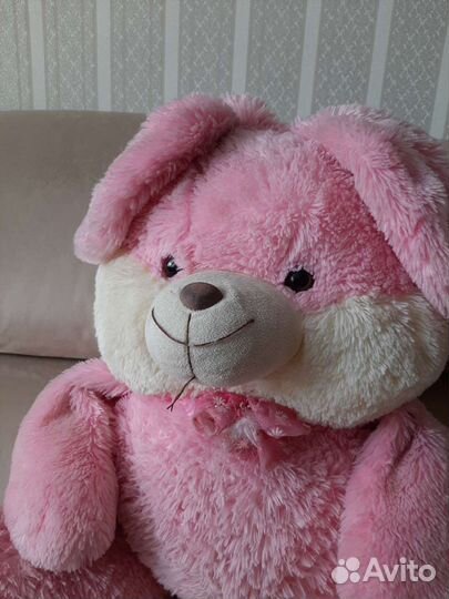 Розовый плюшевый заяц