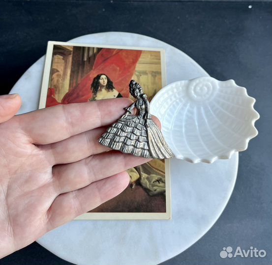 Старинная антикварная брошь «Придворная дама