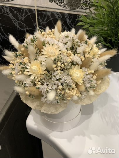 Композиция в шляпной коробке