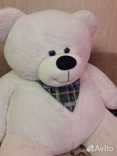 Большой плюшевый медведь