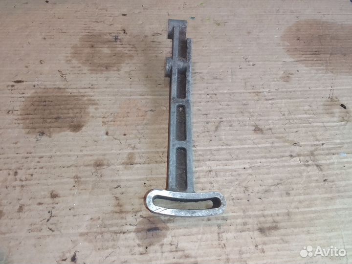 Кронштейн насоса гура длинный Chery Amulet A15