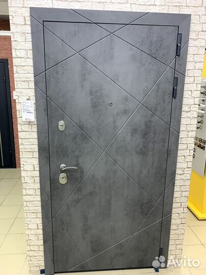 Дверь входная металлическая с зеркалом