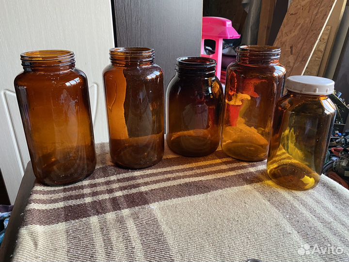 Медицинские банки из темного стекла