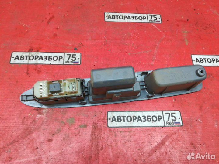 Кнопка стеклоподъемника задняя правая Toyota Ipsum