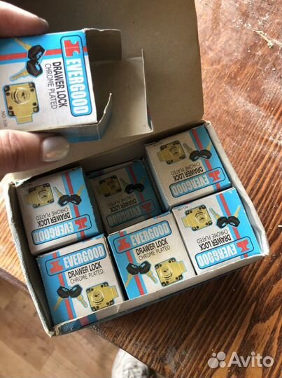 Замок плюс ключи