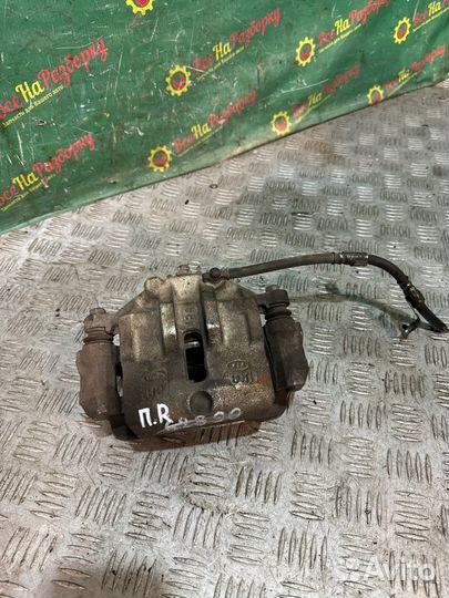 Суппорт передний правый Kia Carens 1