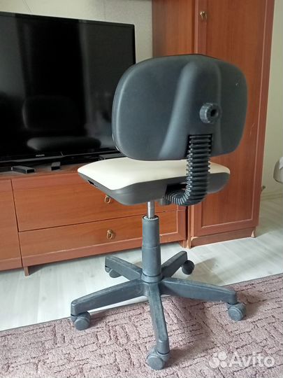 Стул для мастера маникюра бу