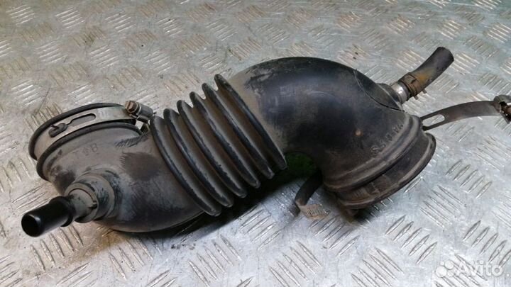 Патрубок воздушного фильтра Ford Escape 2