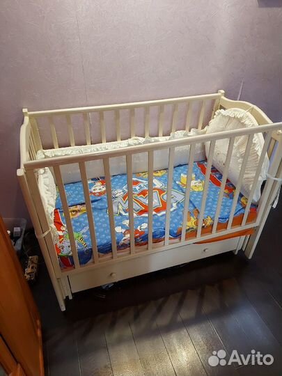 Детская кроватка с маятником и ящиком